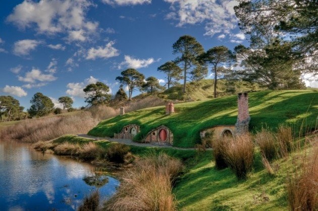 Hobbiton, Matamata, New Zealand  Ngôi nhà này được xây dựng dựa trên tiểu thuyết và bộ phim điện ảnh nổi tiếng “Chúa tể những chiếc nhẫn” quay tại New Zealand. Sau thành công tuyệt vời của bộ phim, Hobbiton trở thành địa danh thu hút rất nhiều fan hâm mộ.